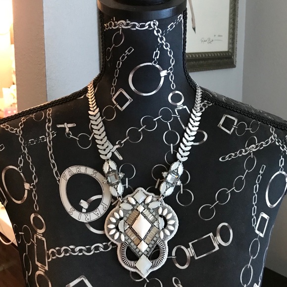 Stella & Dot Necklace - Picture 2 of 4